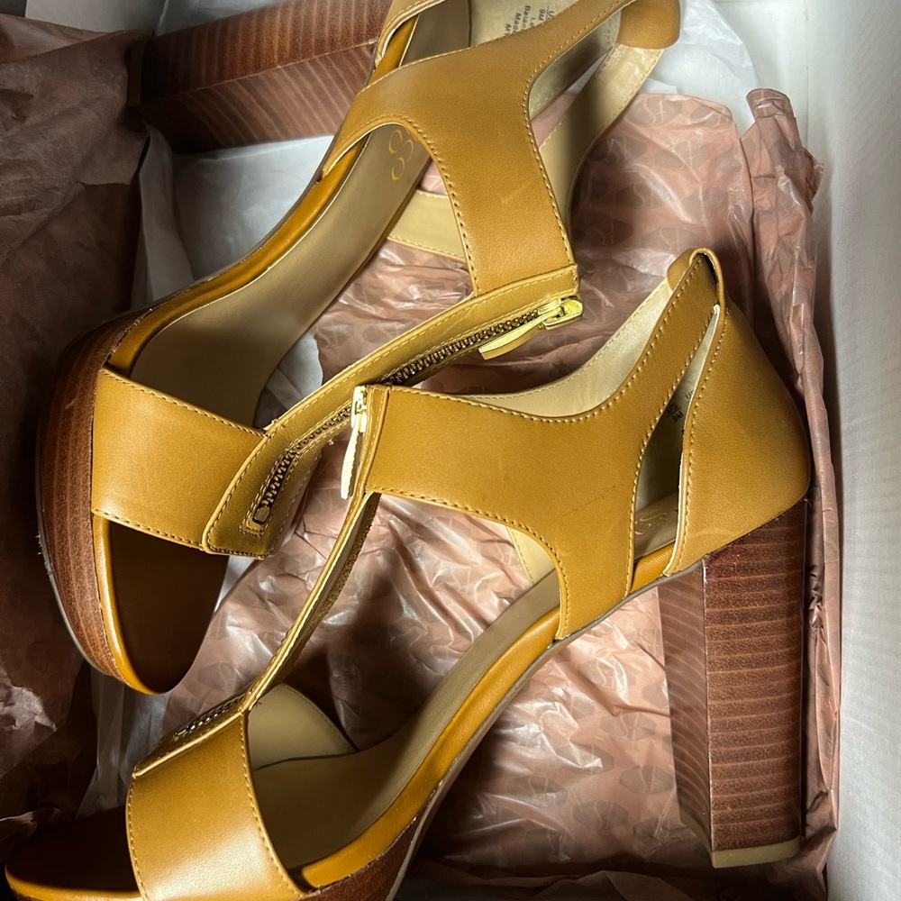 BEAND NEW WOMENS HEELS